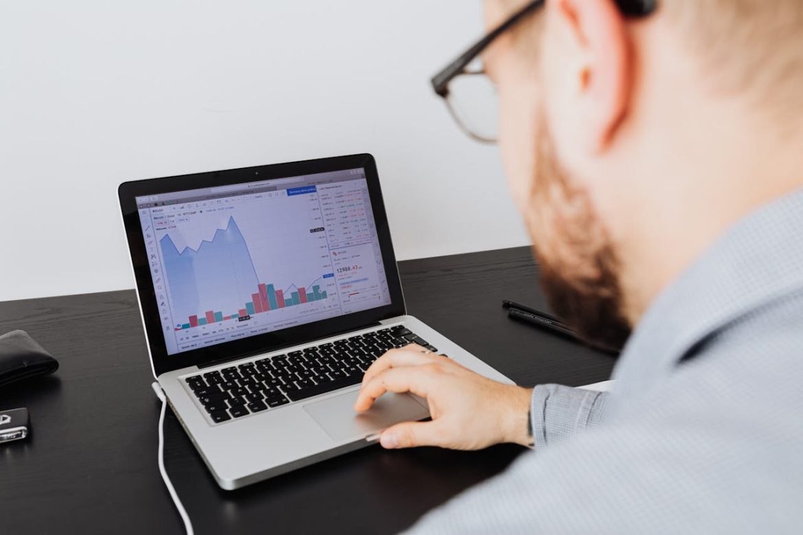 Analyse sur ordinateur des graphiques financiers illustrant la dynamique de la concentration de la clientèle chez Palantir.
